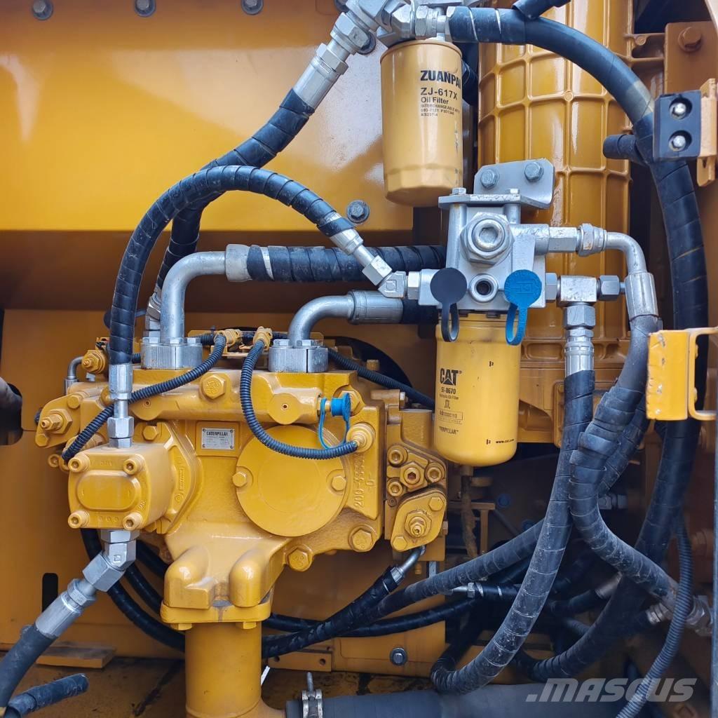 CAT 320 D L حفارات زحافة