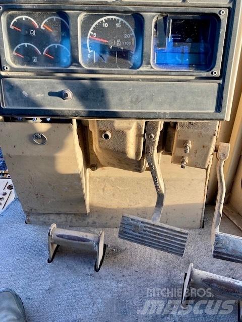 CAT D 11 R بلدوزرات مجنزرة
