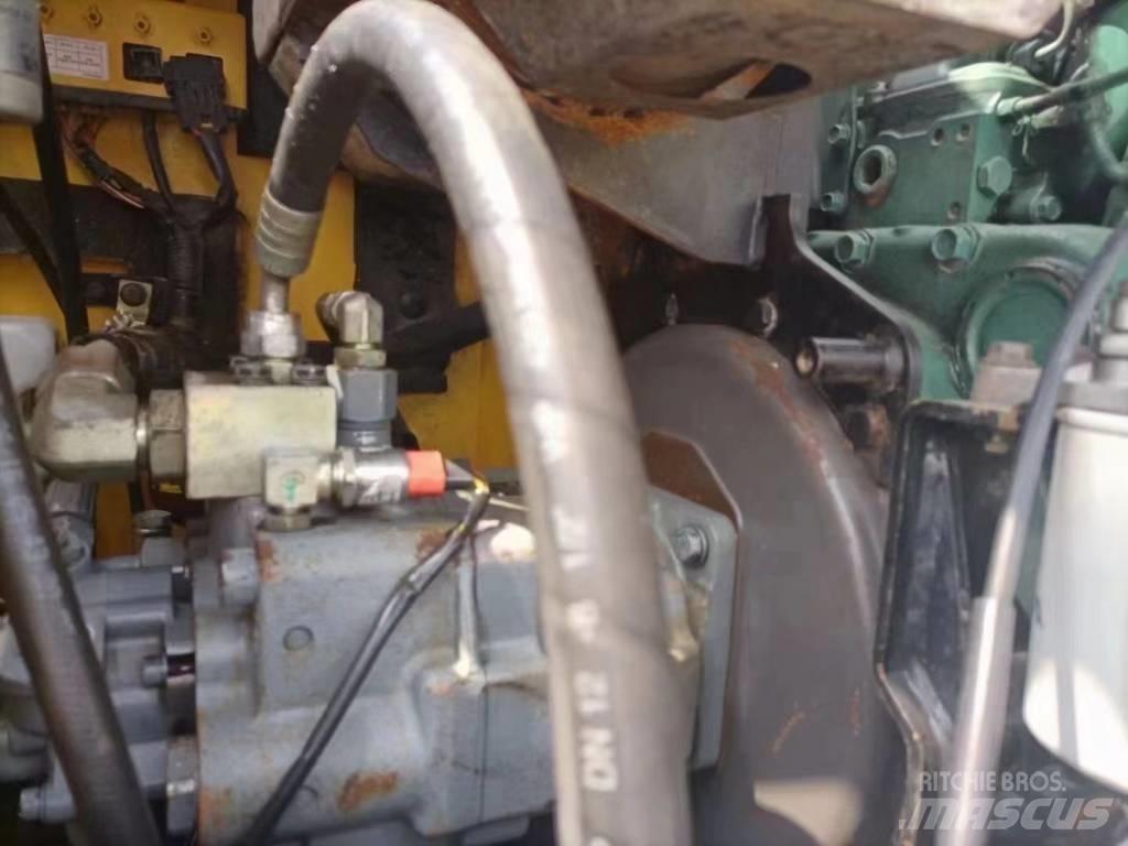 Volvo EC 80D PRO حفارات زحافة