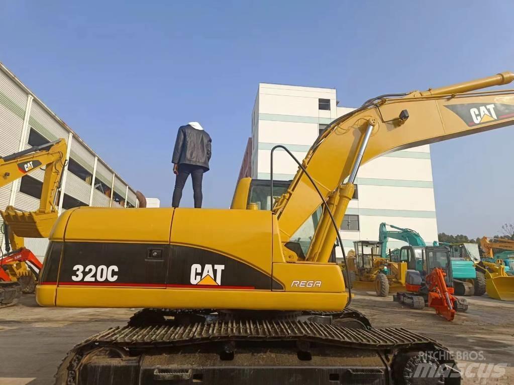 CAT 320 C حفارات زحافة