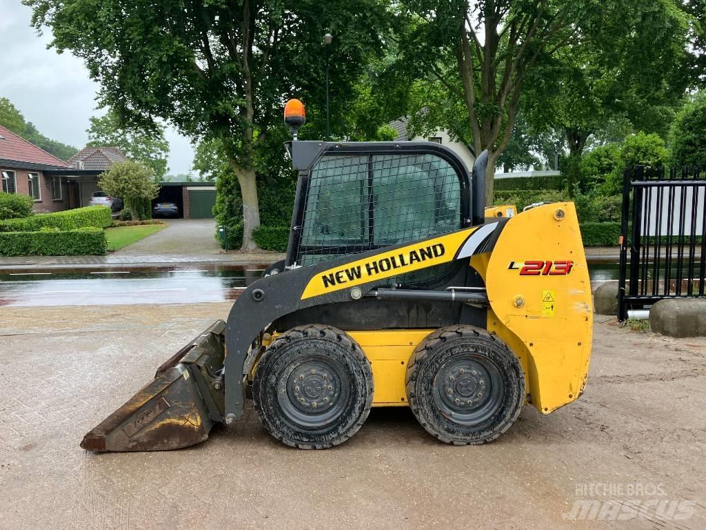 New Holland L 213 لوادر انزلاقية التوجيه