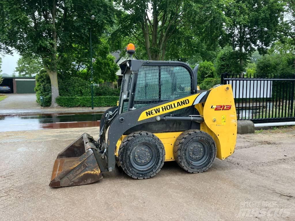 New Holland L 213 لوادر انزلاقية التوجيه