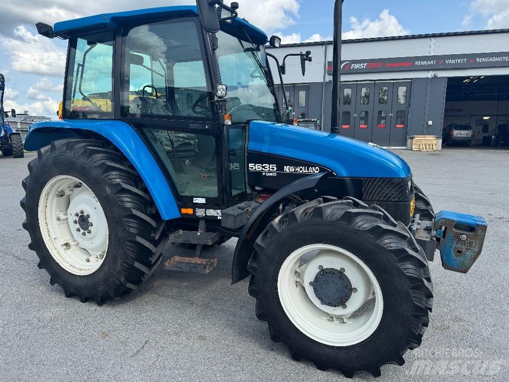New Holland 5635 الجرارات