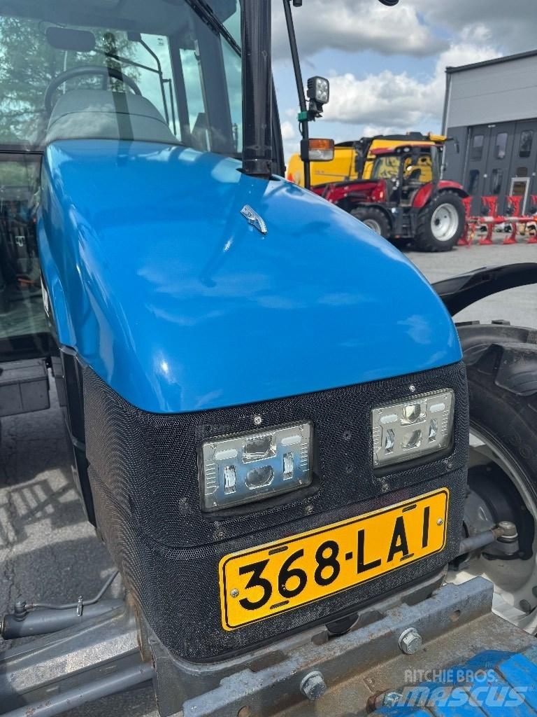 New Holland 5635 الجرارات