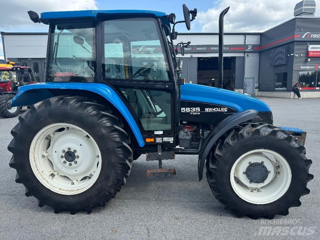 New Holland 5635 الجرارات