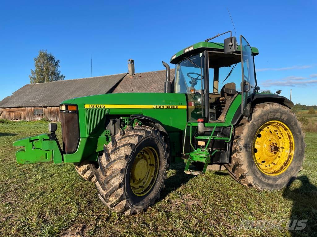 John Deere 8200 الجرارات