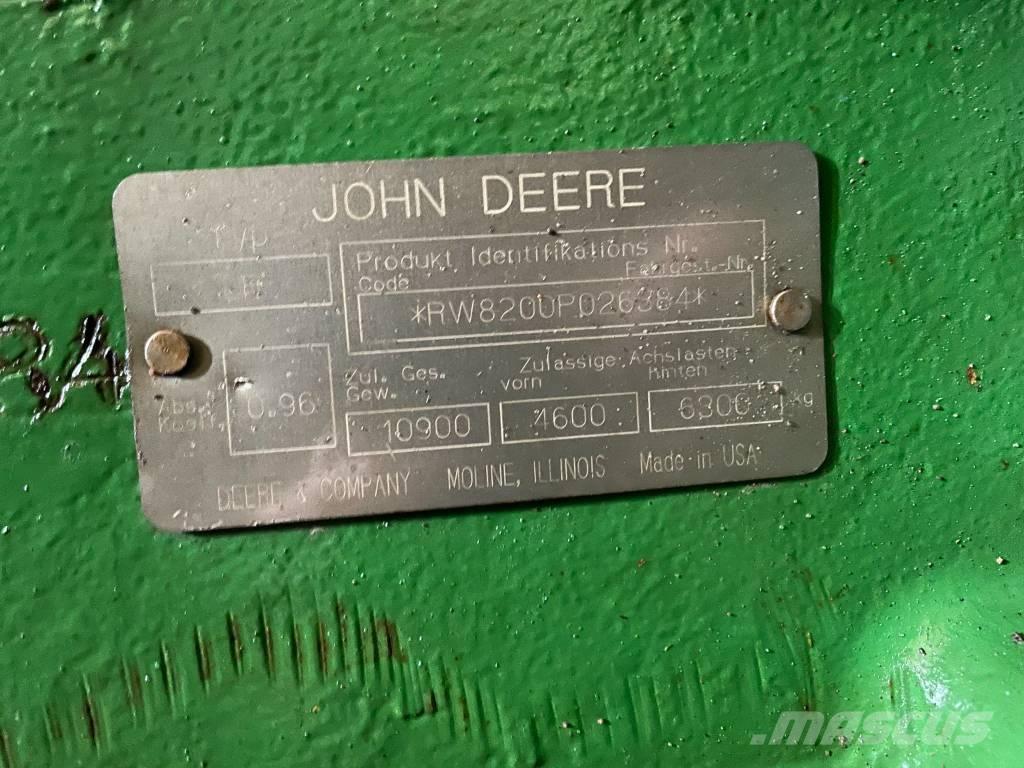 John Deere 8200 الجرارات