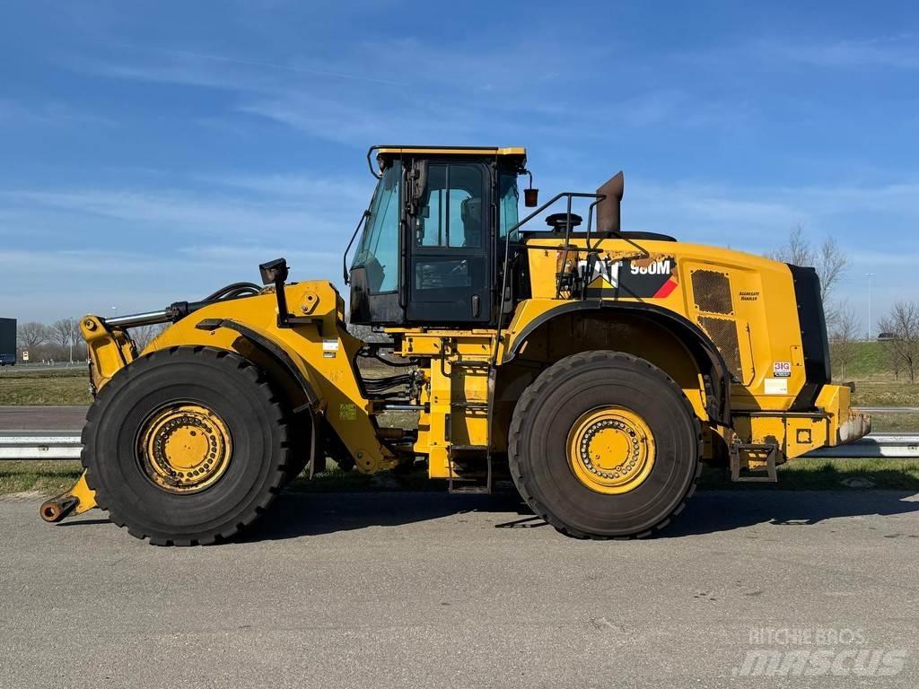 CAT 980M لوادر بعجل