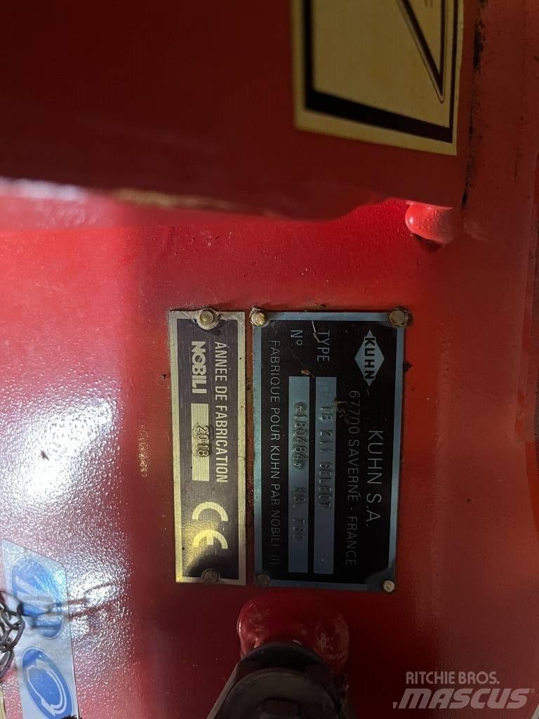 Kuhn TB 211 جزازات وأغطية المراعي