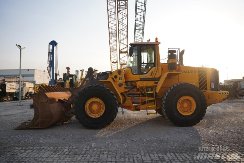 Volvo L220 F لوادر بعجل