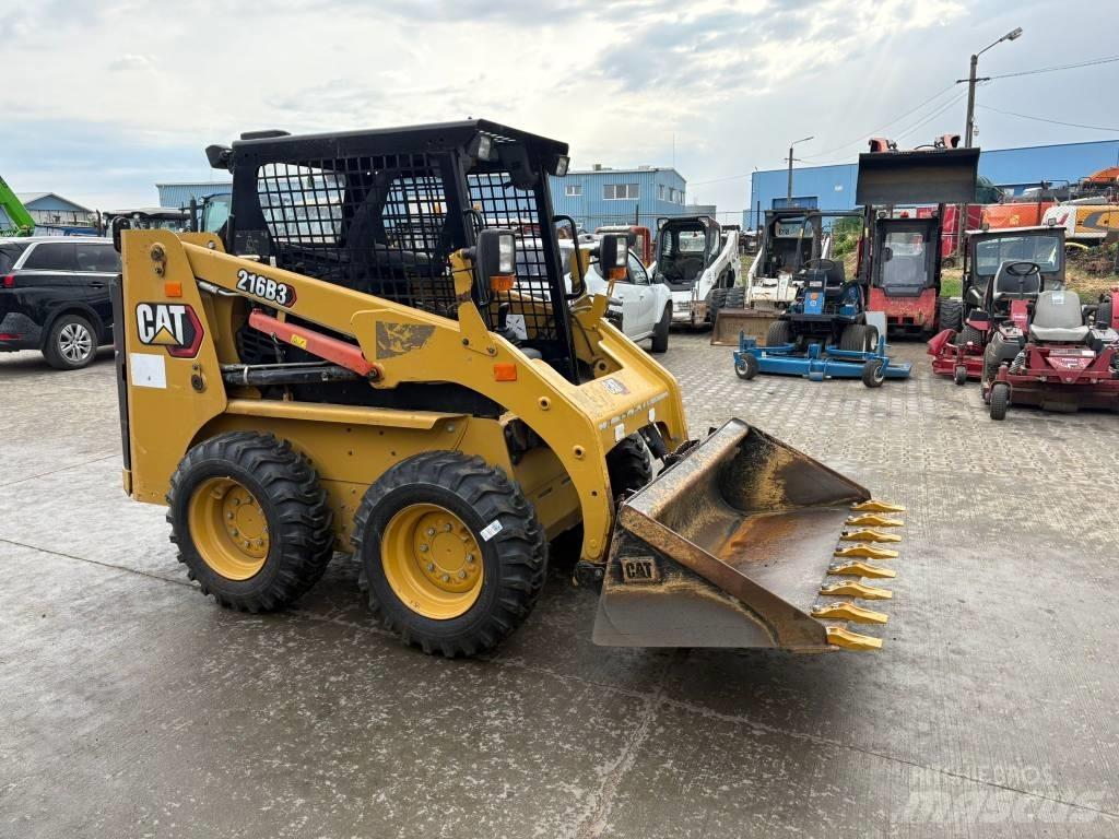 CAT 216 B 3 لوادر انزلاقية التوجيه