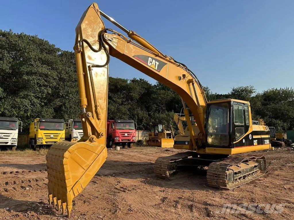 CAT 320 B حفارات زحافة