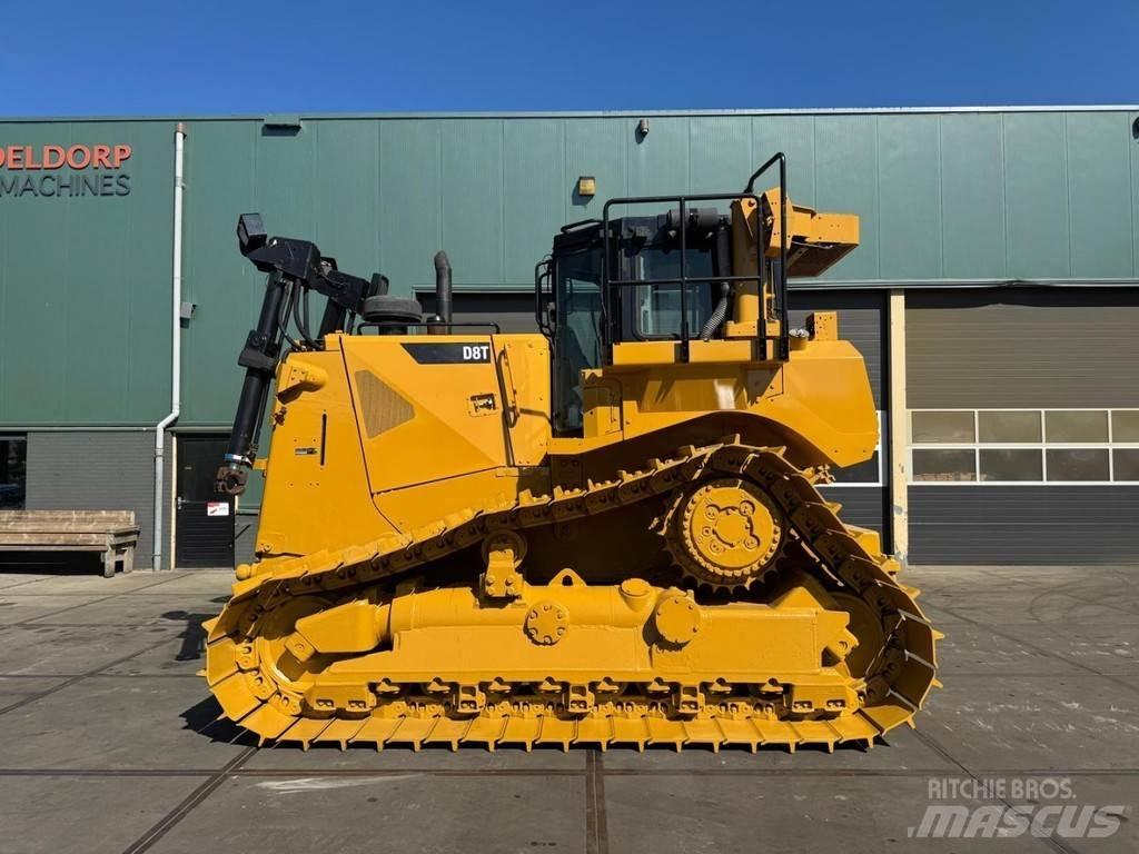 CAT D8T LGP بلدوزرات مجنزرة