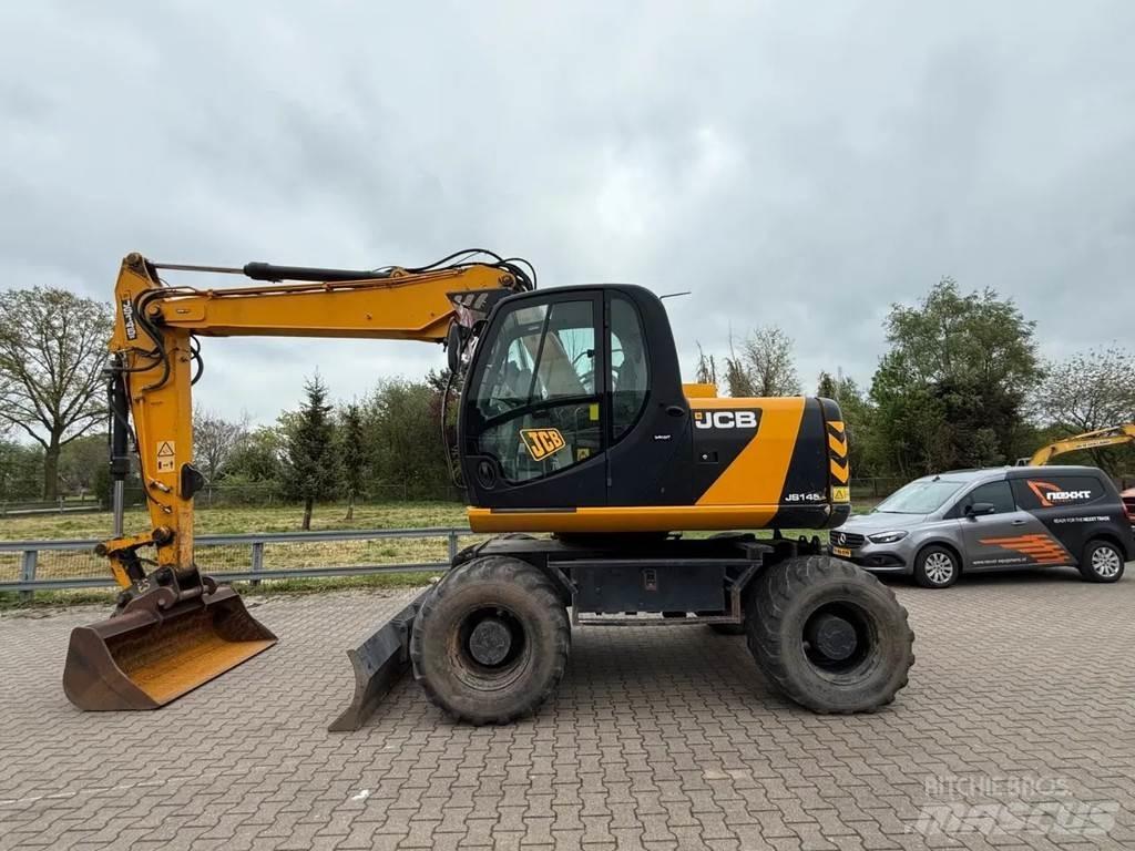 JCB JS 145W حفارات بعجل