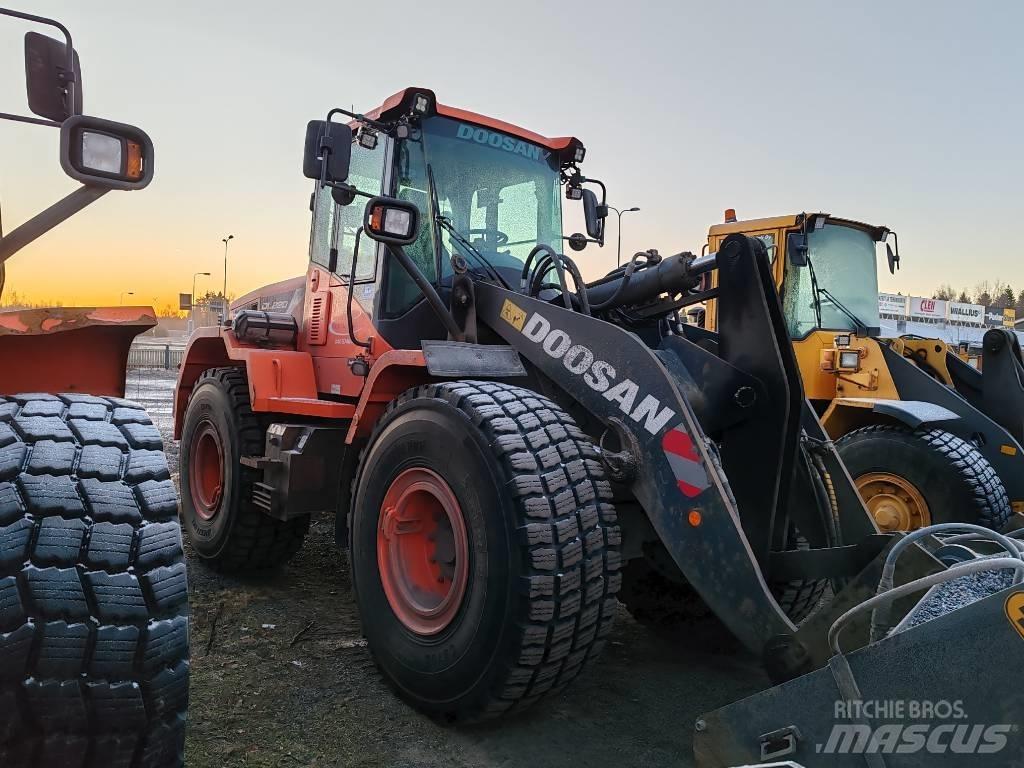 Doosan DL 220 لوادر بعجل