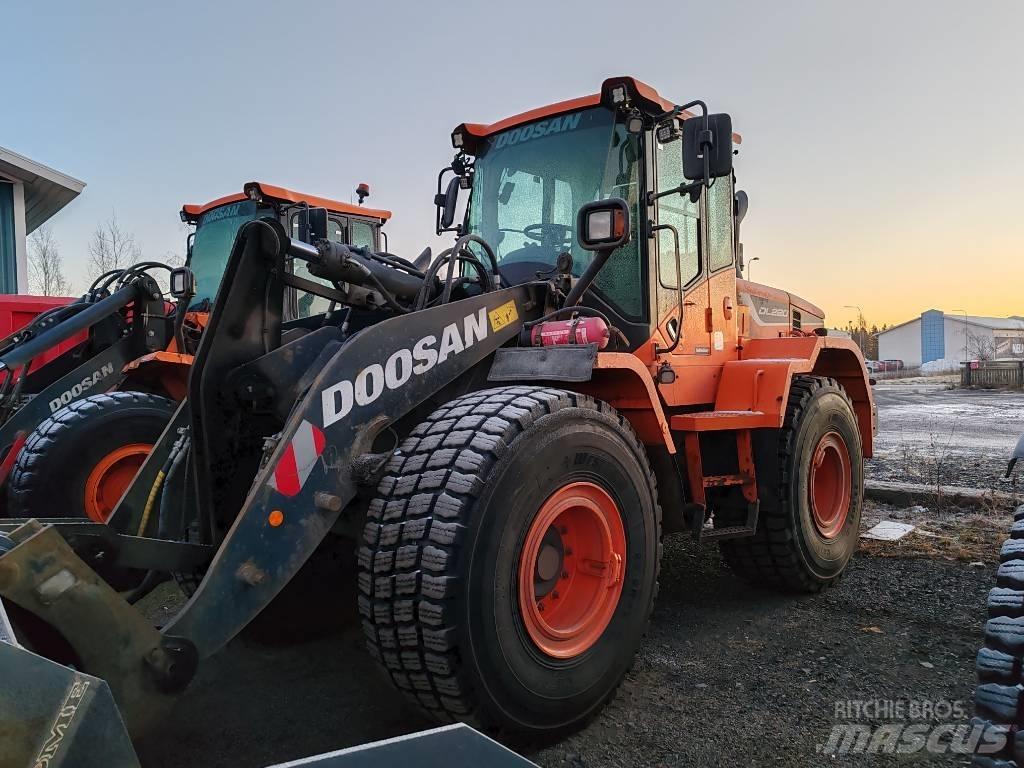 Doosan DL 220 لوادر بعجل