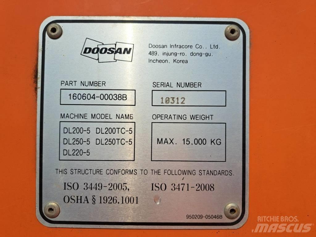 Doosan DL 220 لوادر بعجل