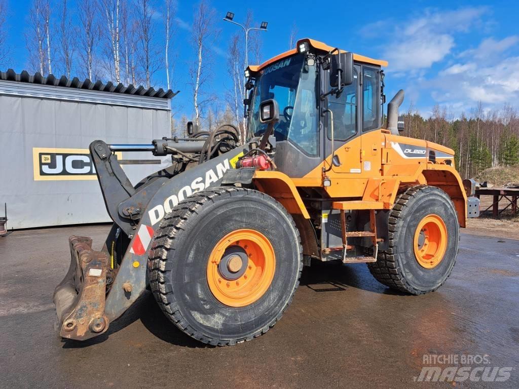 Doosan DL 220 لوادر بعجل