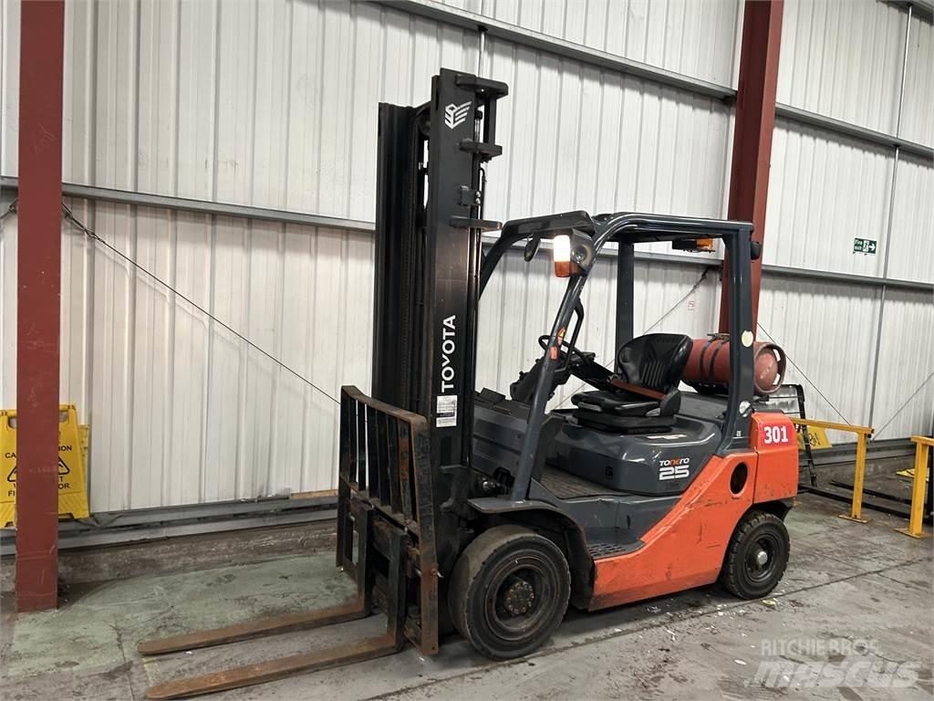 Toyota 02-8FGF25 شاحنات LPG