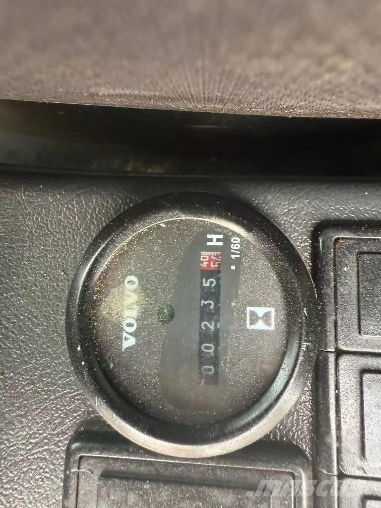 Volvo 140 حفارات زحافة