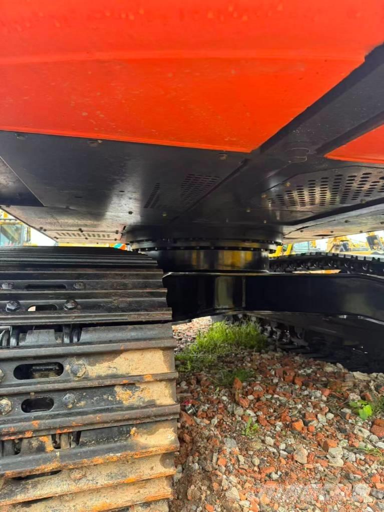 Hitachi ZX 200 حفارات زحافة