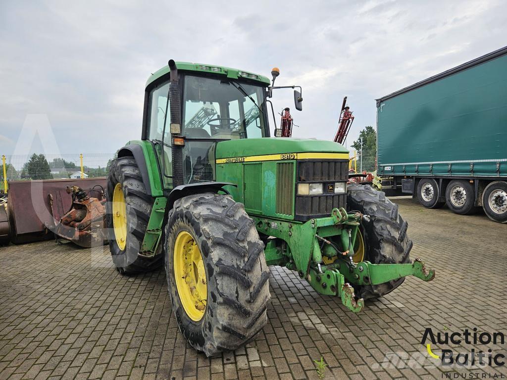 John Deere 6810 الجرارات