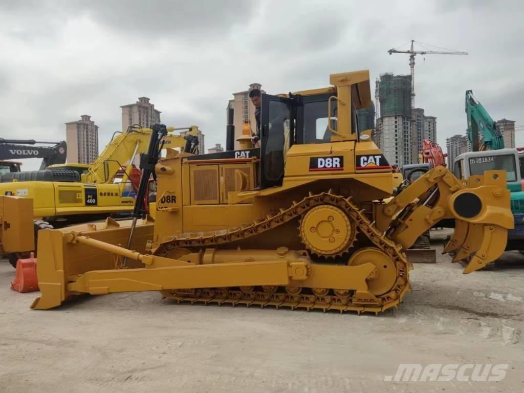 CAT D 8 R بلدوزرات مجنزرة