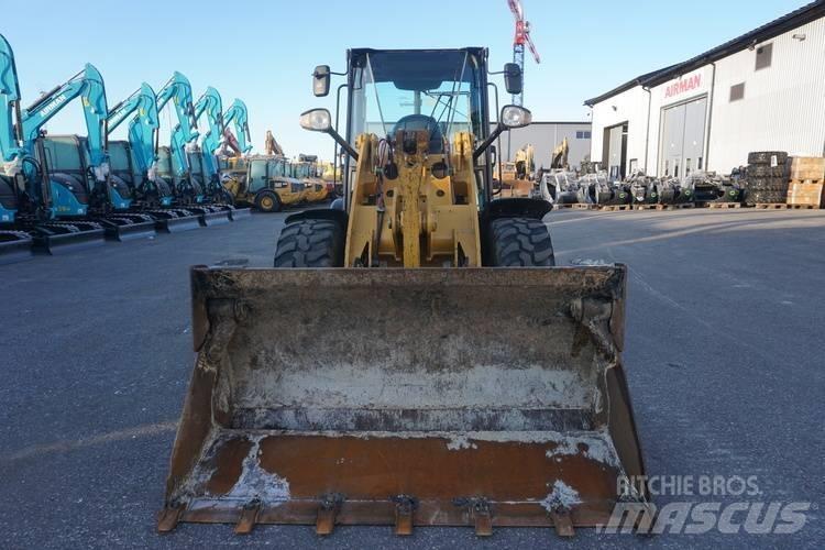 CAT 906 M لوادر بعجل