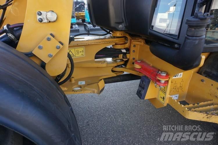 CAT 906 M لوادر بعجل