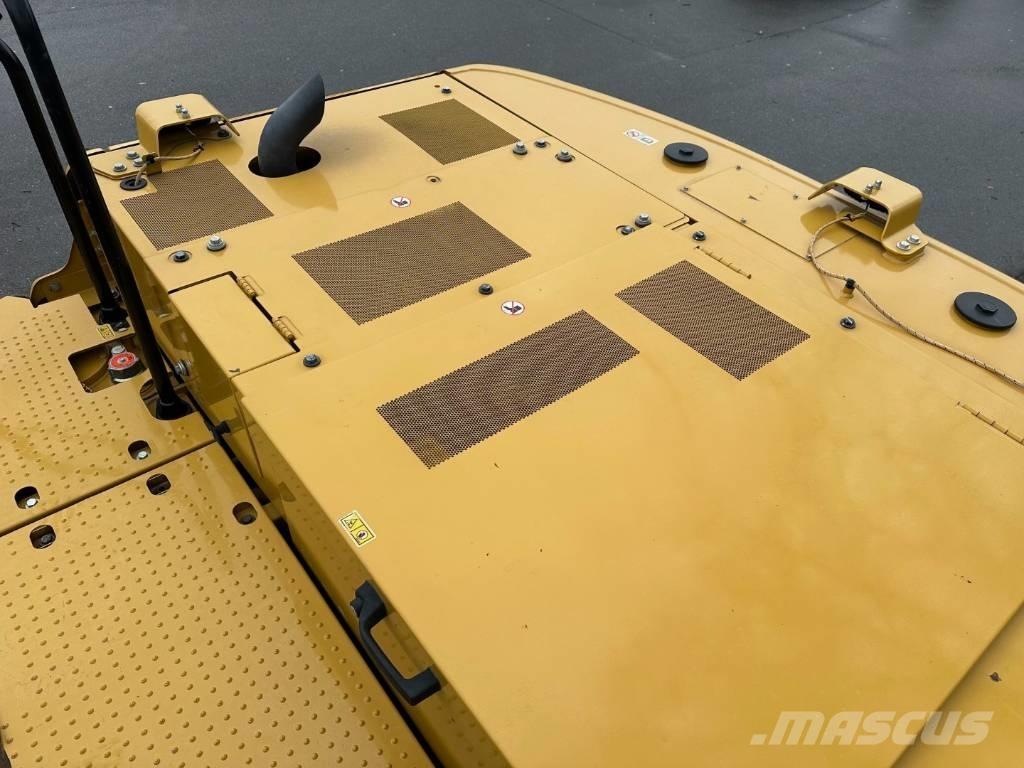 CAT 323 حفارات زحافة