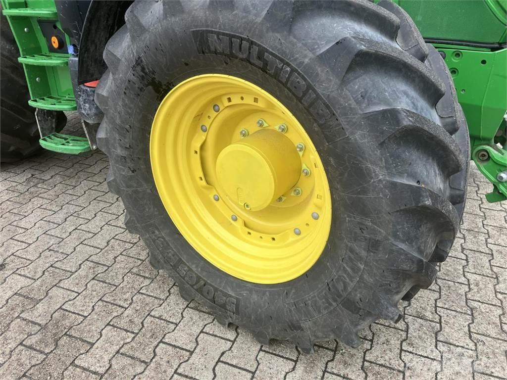 John Deere 6R 215 الجرارات