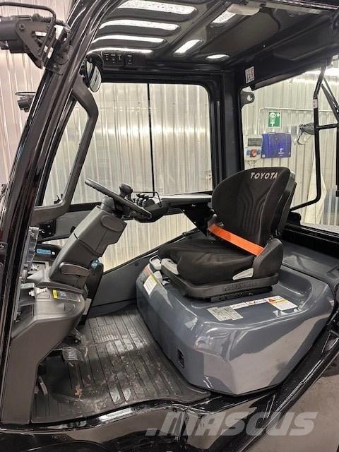 Toyota 52-8 FDF 30 شاحنات الديزل