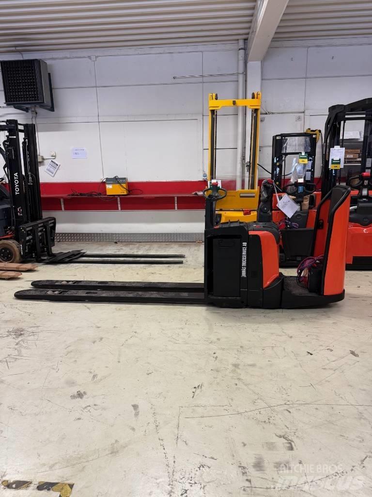 BT truck LPE 250 شاحنات مناولة ذاتية الدفع