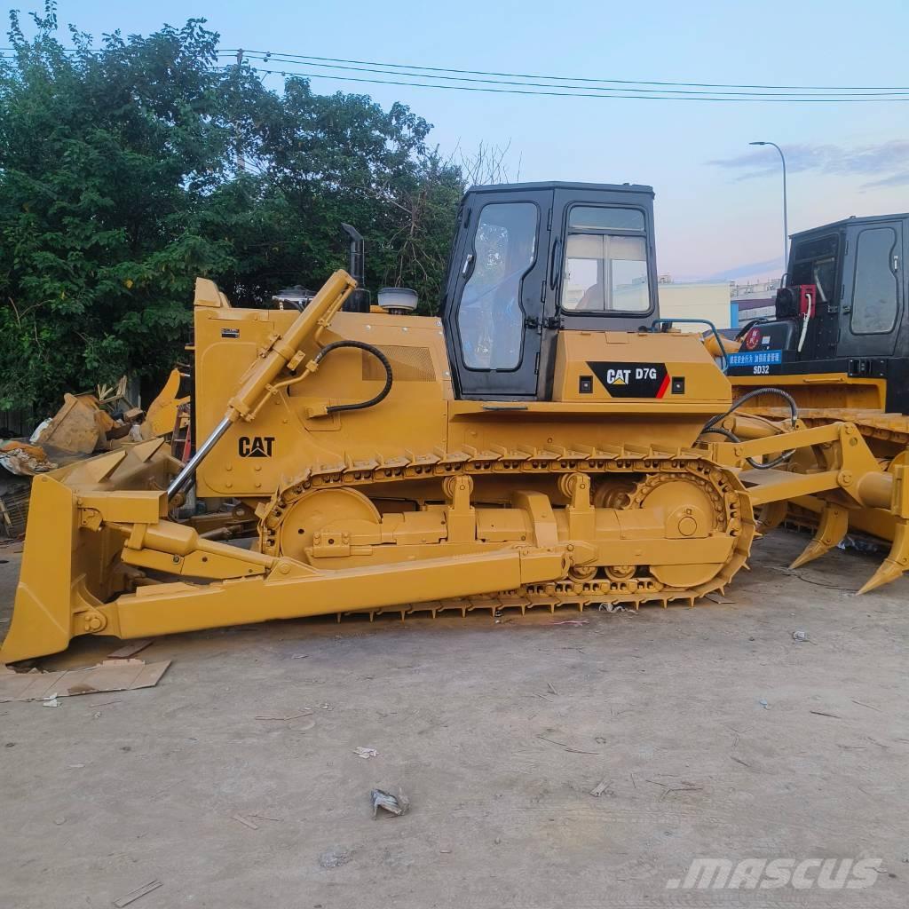 CAT D 7 R بلدوزرات مجنزرة