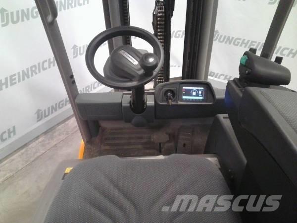 Jungheinrich EFG 215 شاحنات ذات رافعات شوكية تعمل بالكهرباء