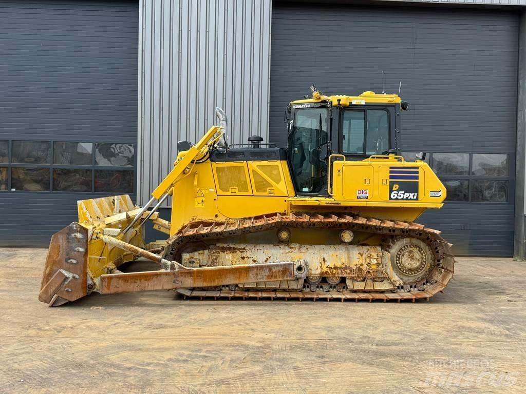Komatsu D65PXi-18 بلدوزرات مجنزرة