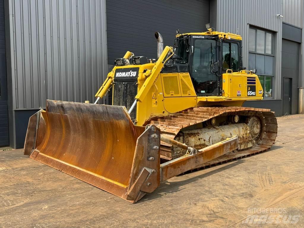 Komatsu D65PXi-18 بلدوزرات مجنزرة