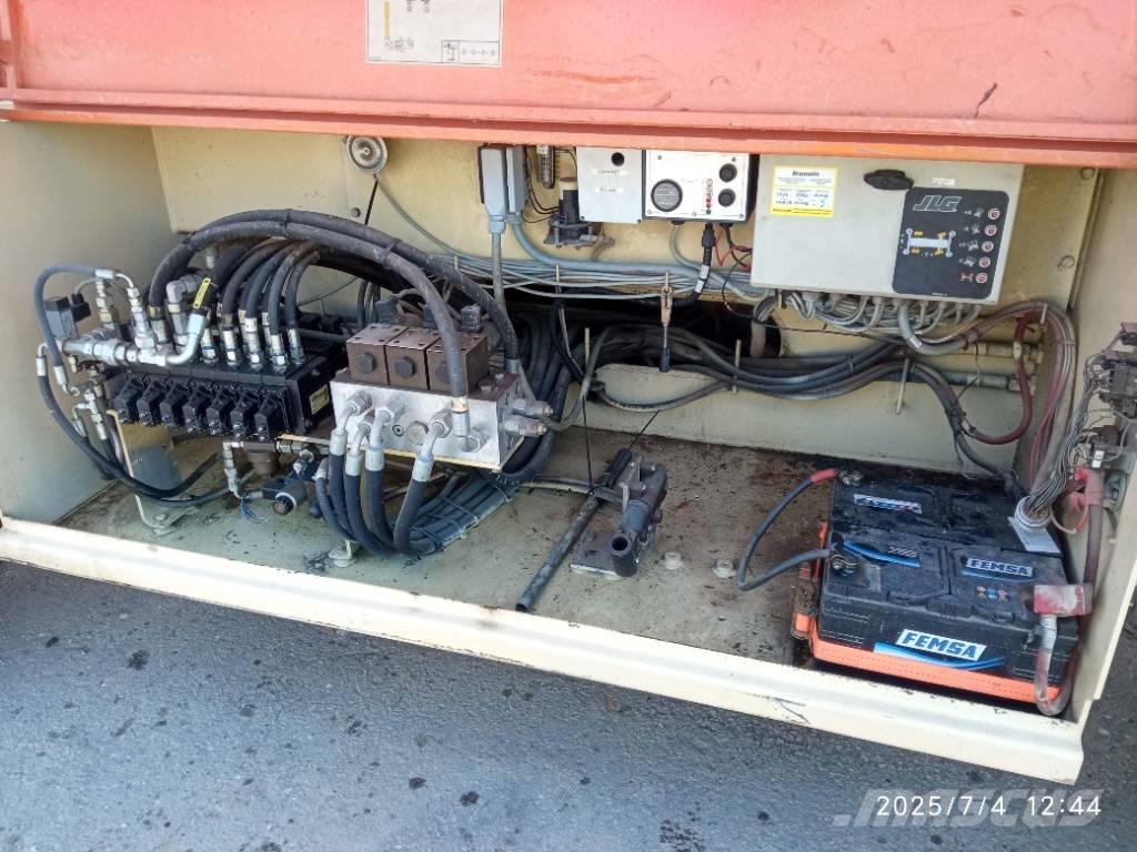 JLG 203-24 رافعات مقصية الشكل