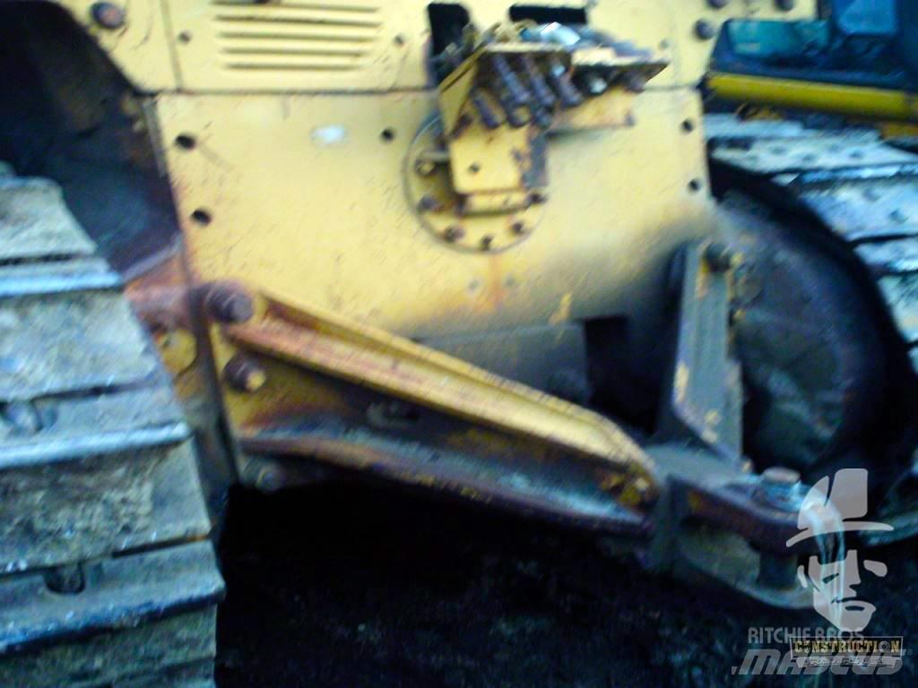 CAT D 8 K بلدوزرات مجنزرة