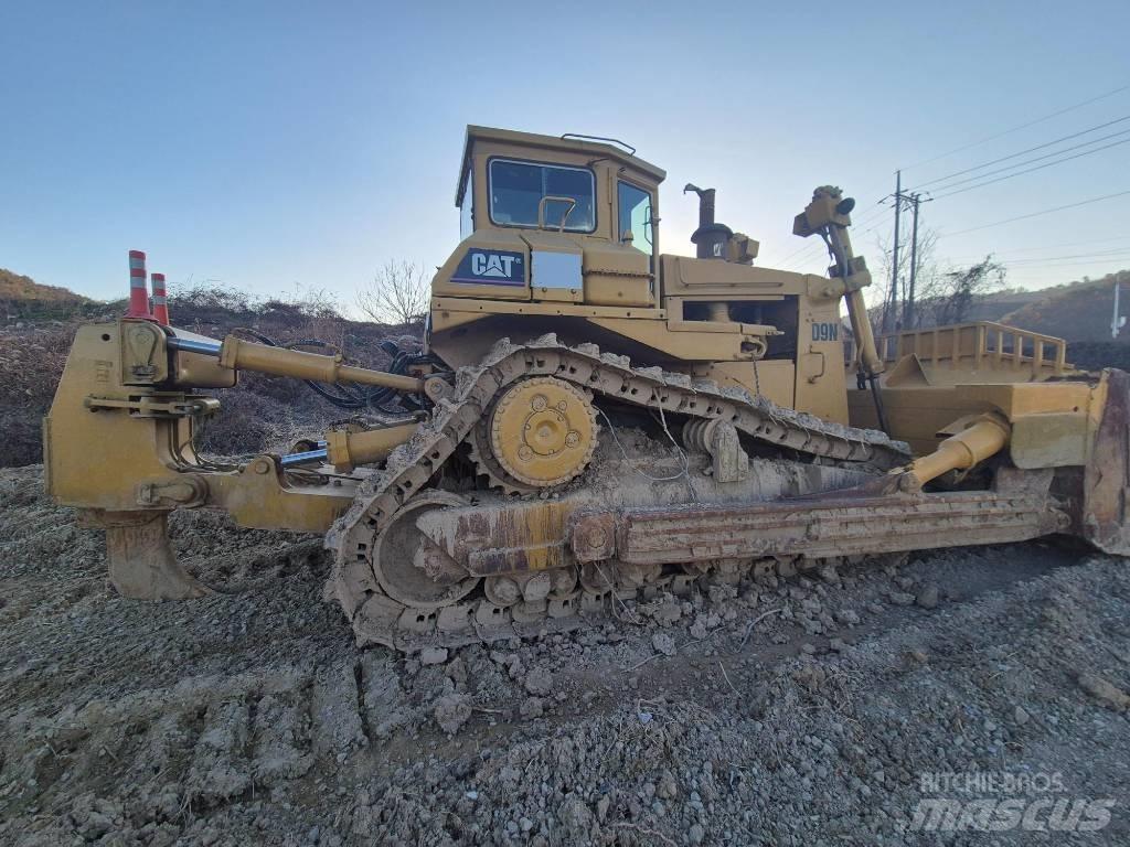 CAT D 9 N بلدوزرات مجنزرة
