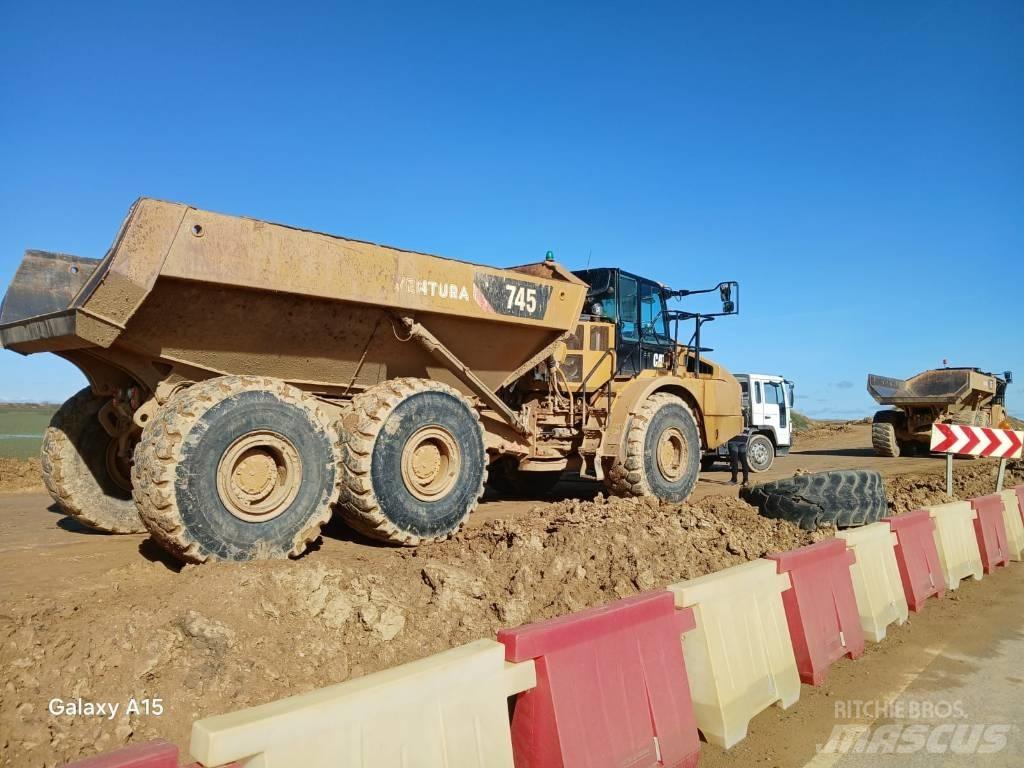 CAT 745 ساحبات مفصلية