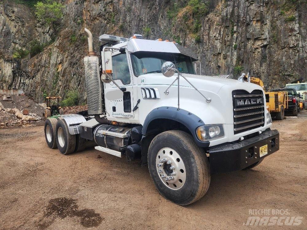 Mack GU713 GRANITE شاحنات بمقصورة وهيكل
