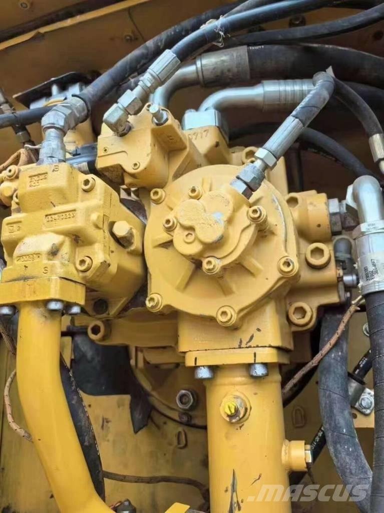 CAT 349 D L حفارات زحافة