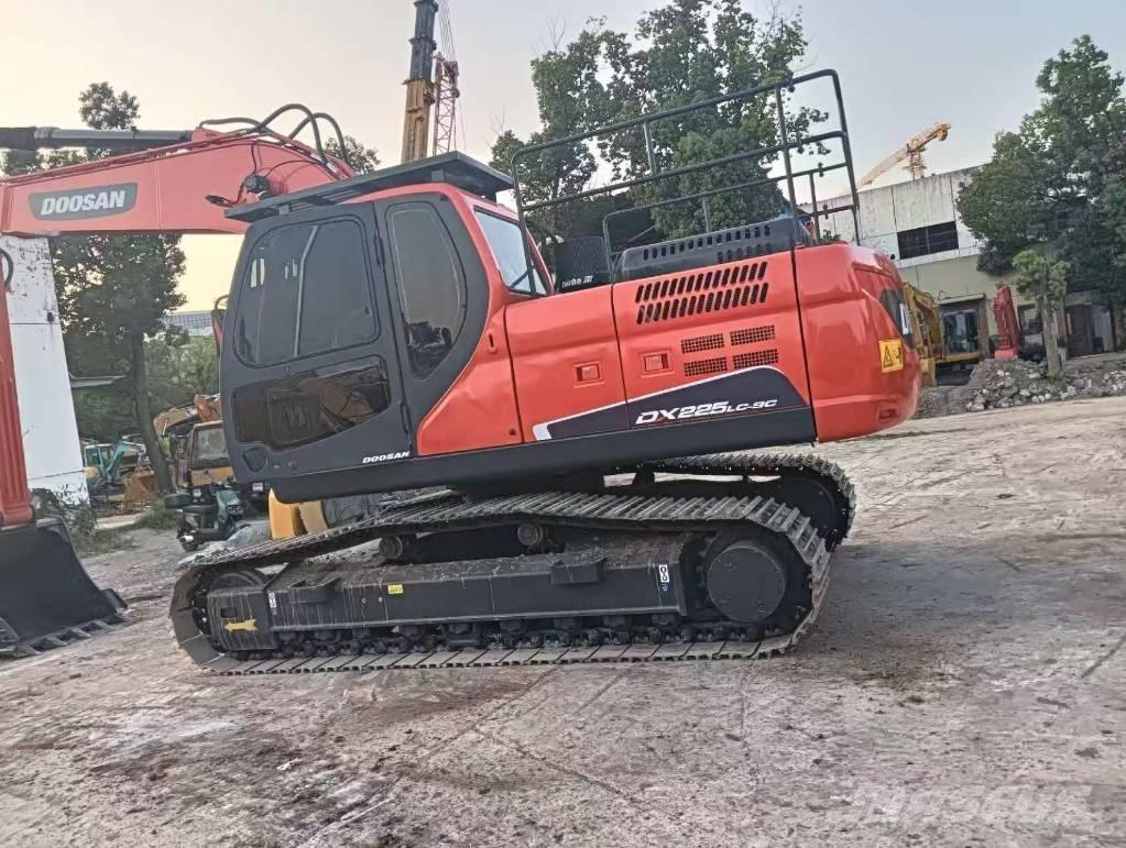 Doosan DX 225LC-9C حفارات زحافة