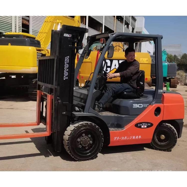 Toyota 8 FDN 30 شاحنات الديزل