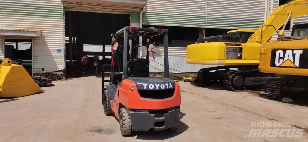 Toyota 8 FDN 30 شاحنات الديزل