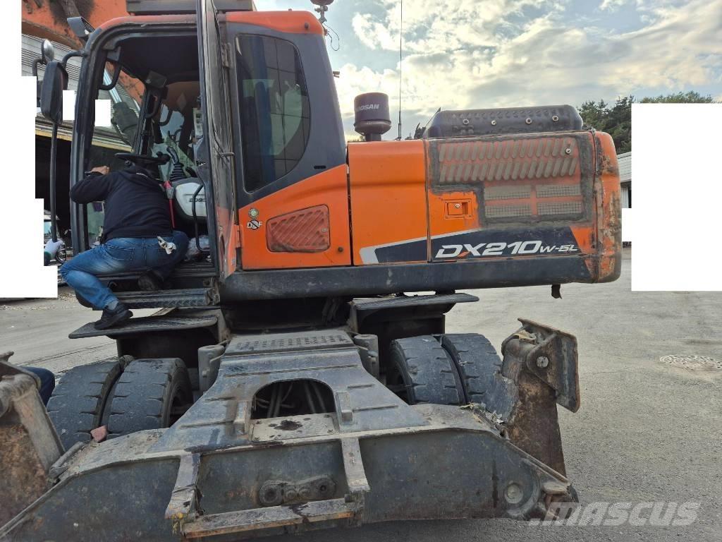 Doosan DX 210 W حفارات بعجل