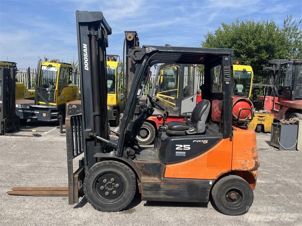Doosan G25E-5 شاحنات LPG