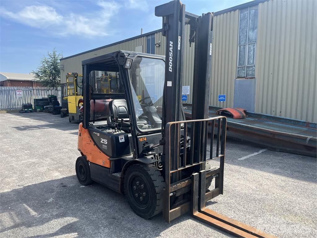 Doosan G25E-5 شاحنات LPG