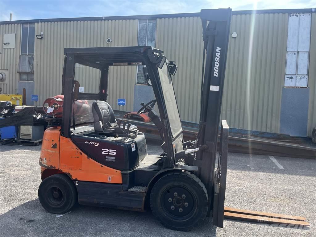 Doosan G25E-5 شاحنات LPG